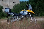 Motocykl BMW na polanie