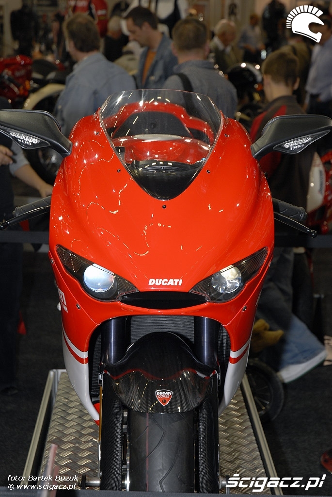 intermot Ducati Desmosedici RR czerwony model 2007 01