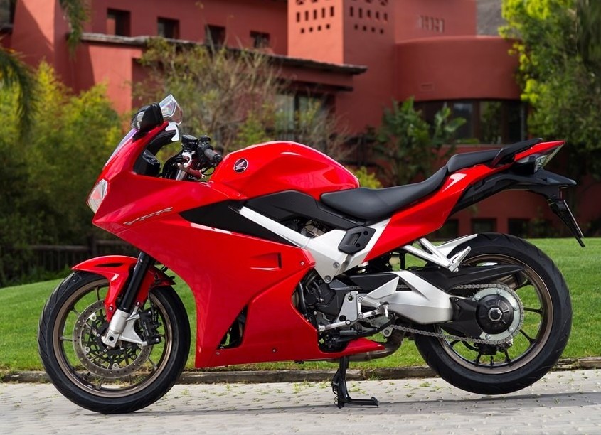 Nowa Honda VFR 800 2014 lewy bok z