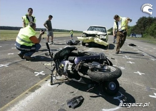 skuter czolowe zderzenie z samochodem
