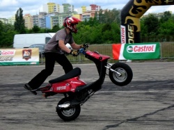 Stunt na skuterze