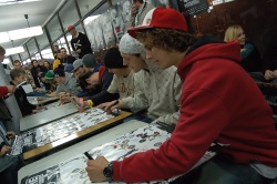 zawodnicy DIVERSE Night of the Jumps rozdaja autografy