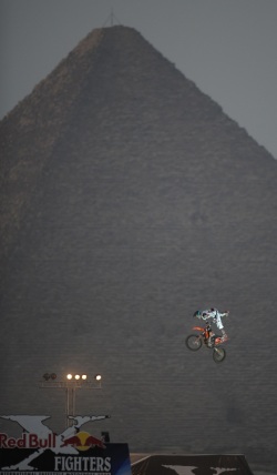 Red Bull X-Fighters w Egipcie piramida w tle