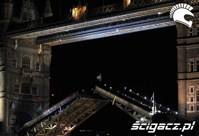 Robbie Maddison Tower Bridge podczas skoku