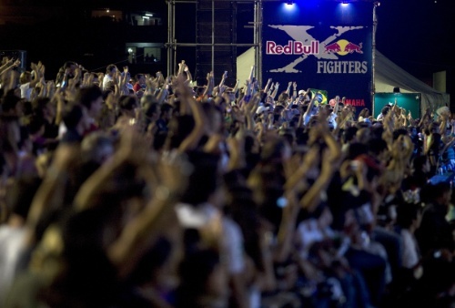 Entuzjastyczna publicznosc na zawodach Red Bull X-Fighters fot Garth Milan Red Bull Photofiles