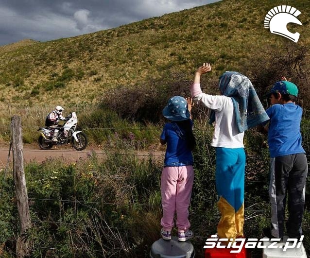 Dakar 2011 dzieci pozdrawiaja motocykliste
