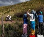 Dakar 2011 dzieci pozdrawiaja motocykliste