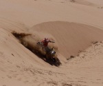 Dakar 2011 motocyklista tuz przed upadkiem
