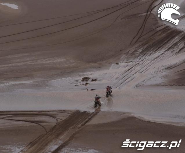 Dakar 2011 motocyklisci jada po blocie etap 12