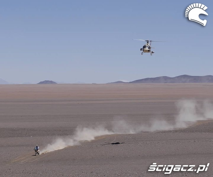 motocyklista i helikopter rajd dakar etap v