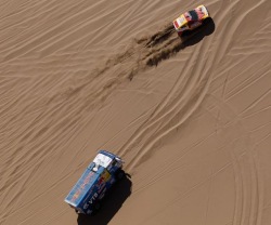 rywalizacja na trasie Dakaru etap 6