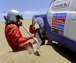 odkopywanie samochodu na pustyni rajd Dakar