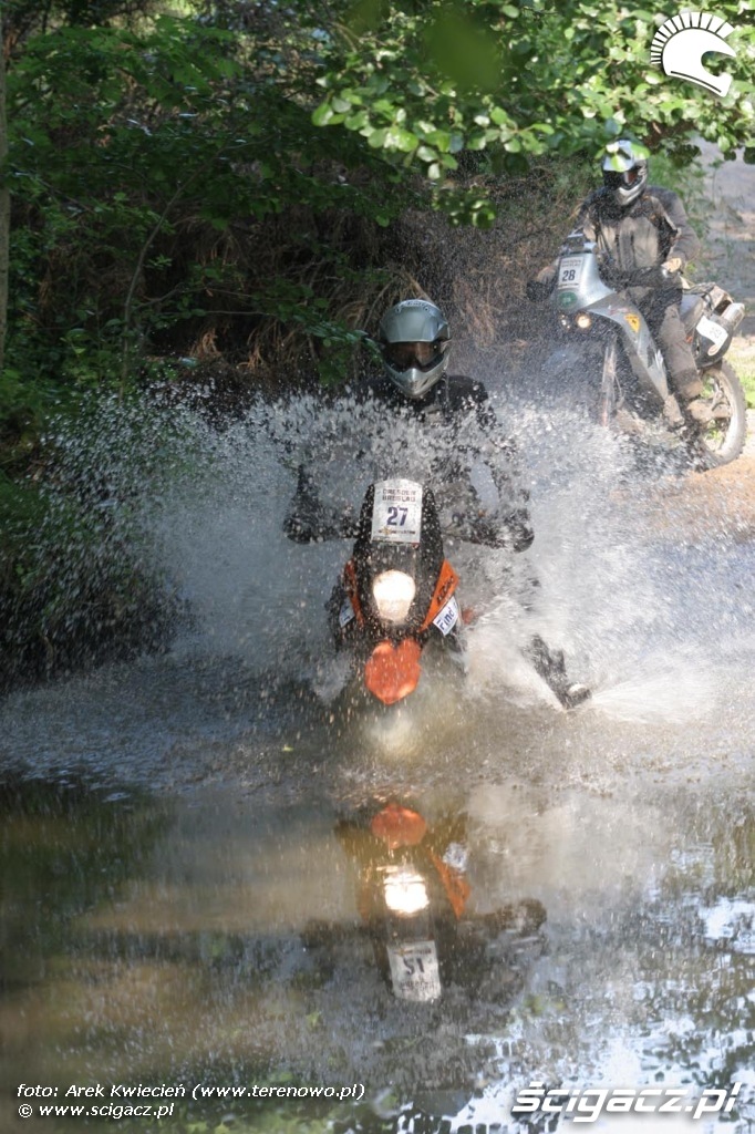 motocyklisci pokonuja rzeke