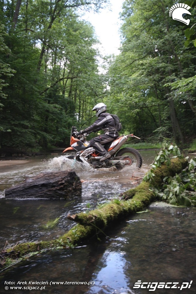 motocyklista przeprawiajacy sie przez rzeke