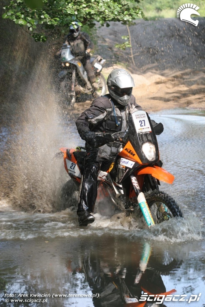 woda motocyklisci przejazd