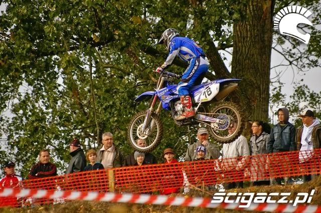 zawodnik skok kibice