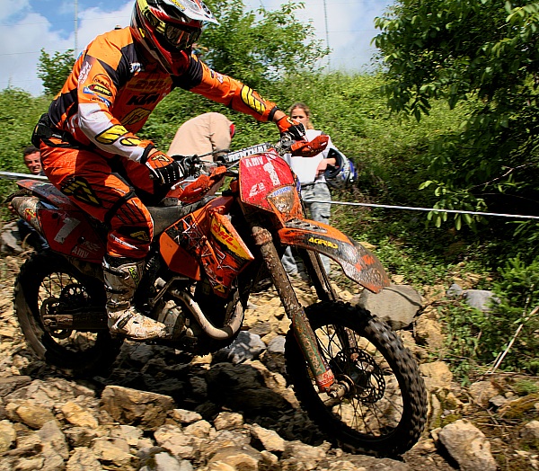 moto enduro kamienie