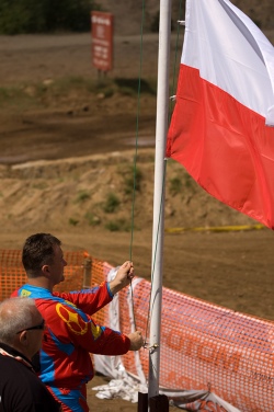 flaga polska w gore