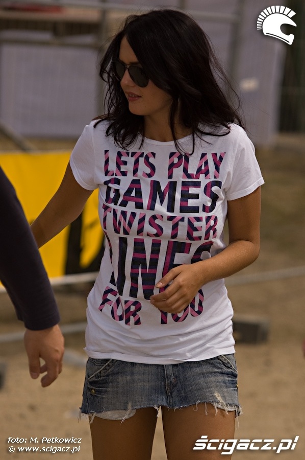 dziewczyna napis na koszulce