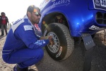 Nasser Al-Attiyah sprawdza cisnienie w kolach