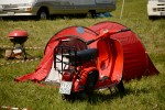 Czerwona Vespa z namiotem