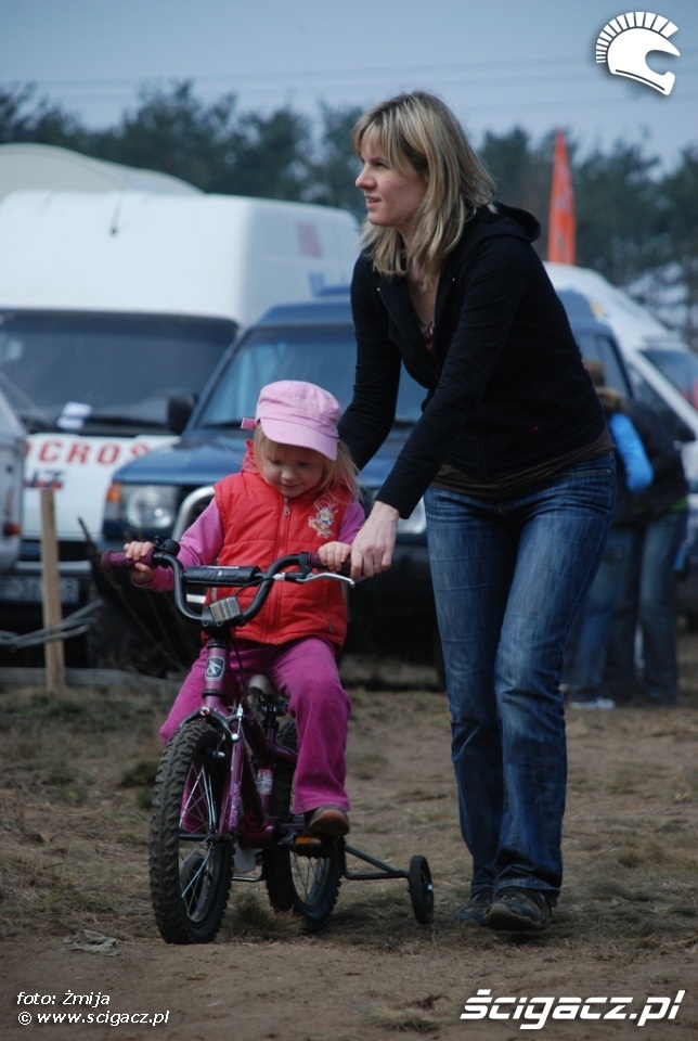 dziecko na rowerku z mama