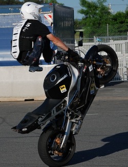 Akrobacje na motocyklu Lukasz FRS