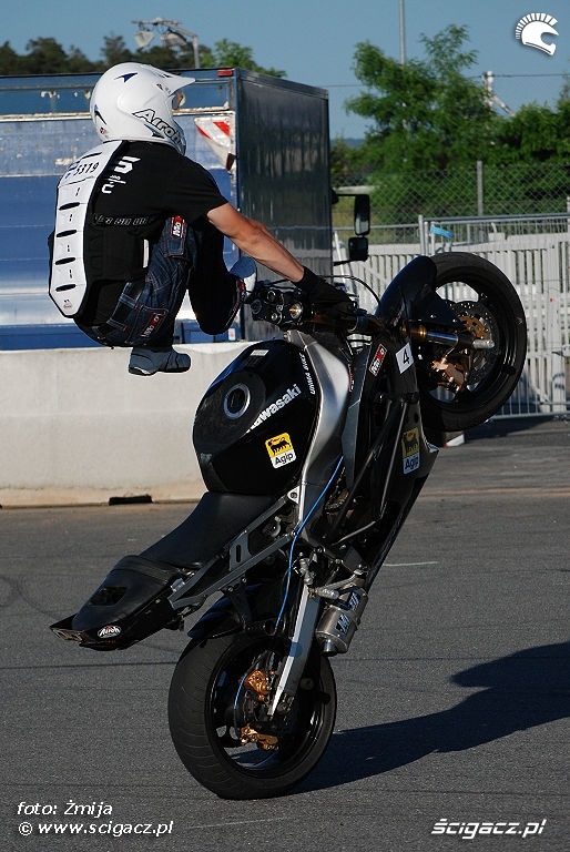 Akrobacje na motocyklu Lukasz FRS