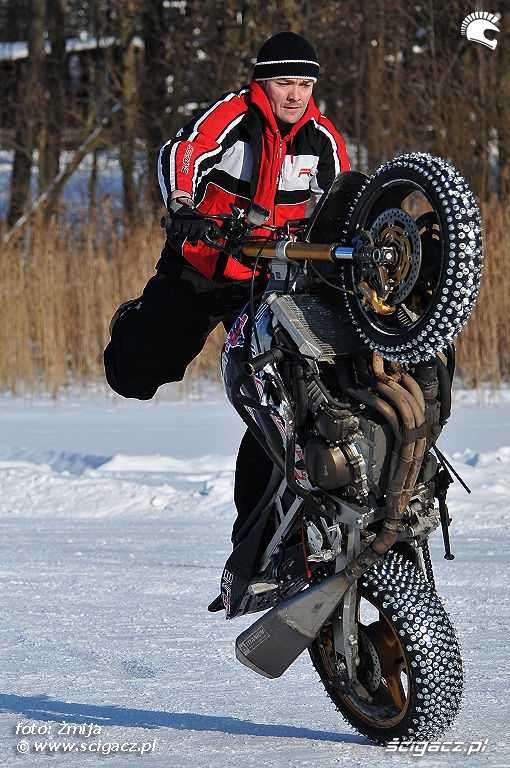 Stunt na sniegu wheelie Mok