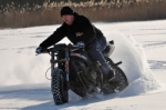 Drifty motocyklem na lodzie