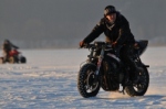 Simspon motocyklem po lodzie
