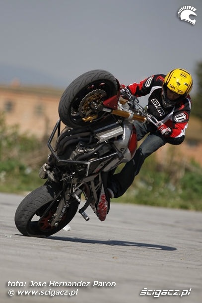 Show na motocyklu stunt