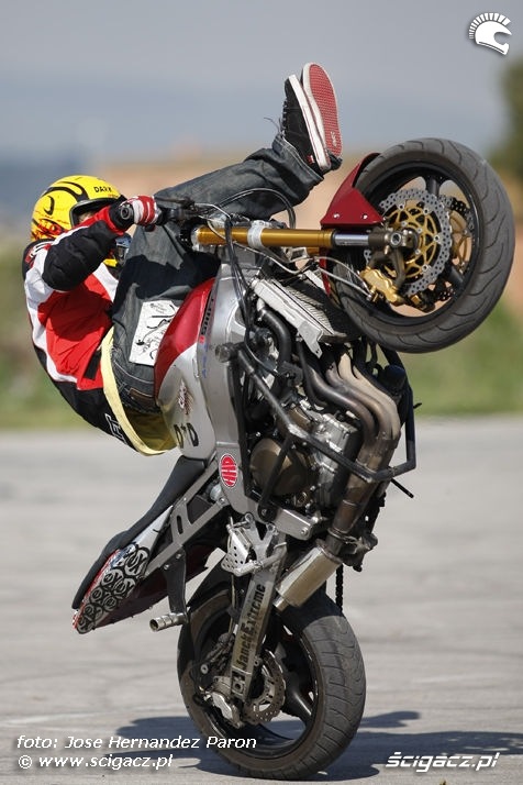 Stunt freestyle na motocyklu