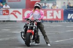 Ewa Pieniakowska dziewczyna na motocyklu