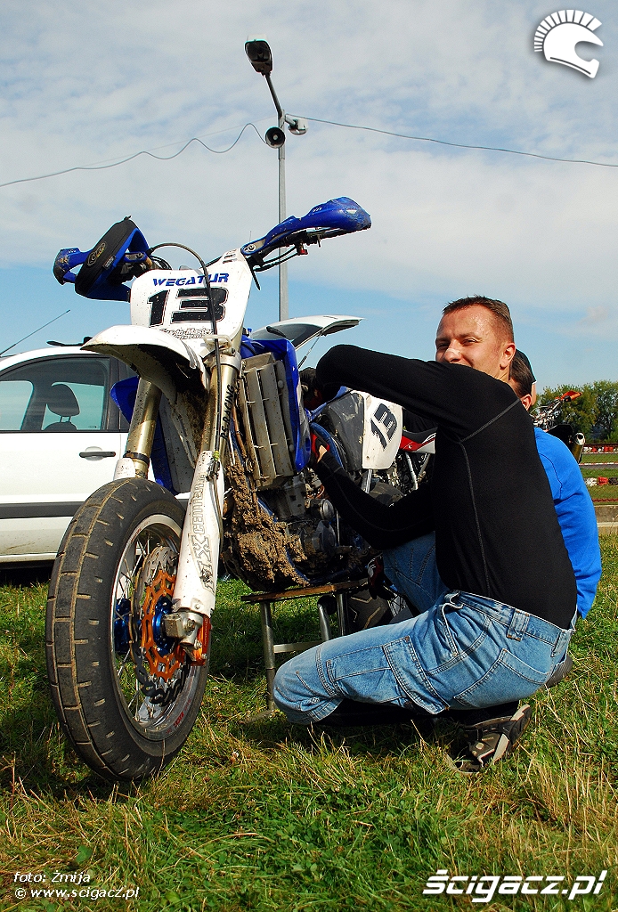 Piotrek Ocipinski przy motocyklu