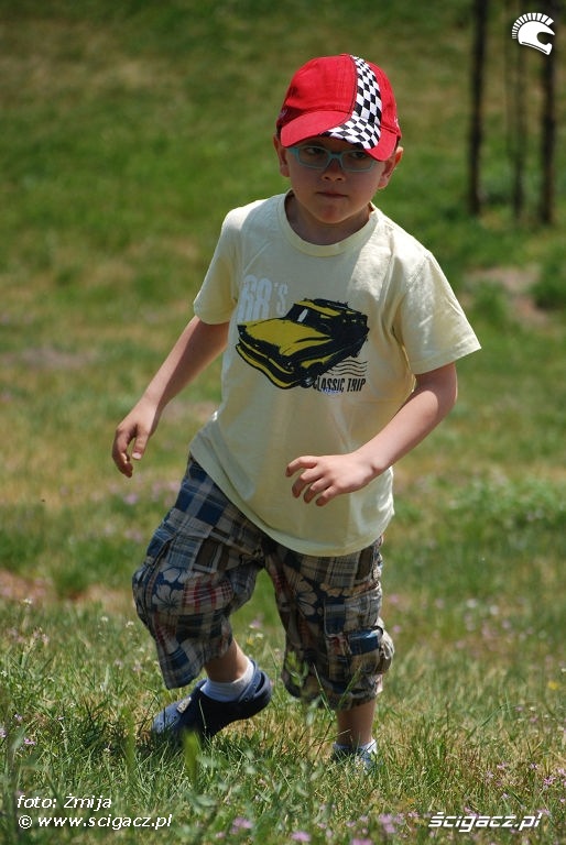 Dziecko biegajace po trawie