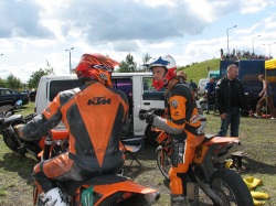 rozmowa zawodnikow supermoto IMG 4568