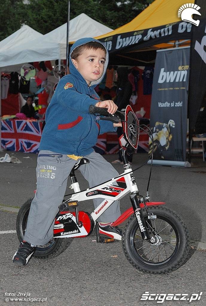 dziecko na rowerku