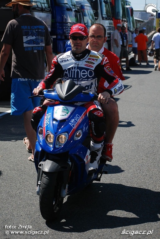 Carlos Checa jazda skuterem