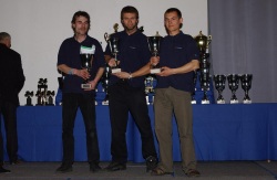 Adam Badziak i partnerzy z Poland Position z trofeum za drugie miejsce w klasie Superstock w 2003 roku