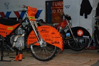 motocykl parking