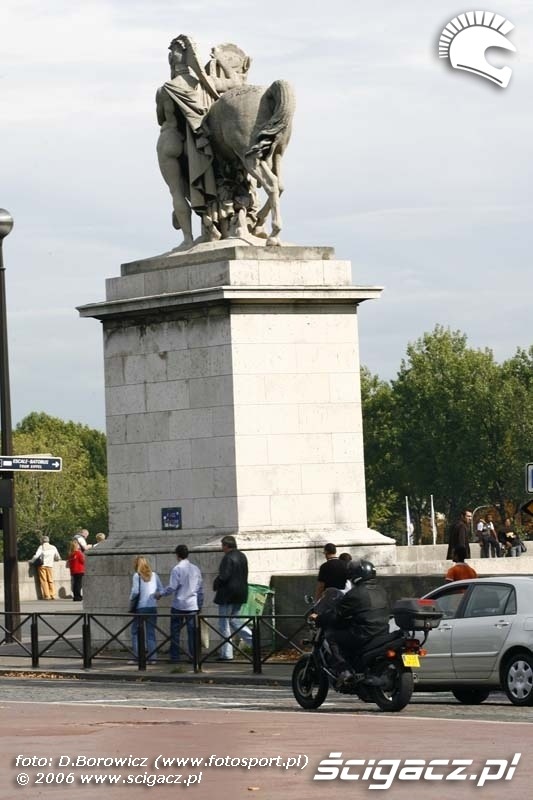 Paryskie motocykle pomnik 148