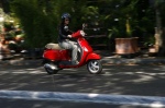 Paryskie motocykle laska na czerwonym moto 004