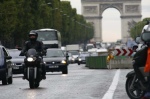 Paryskie motocykle przy luku triumfalnym 126