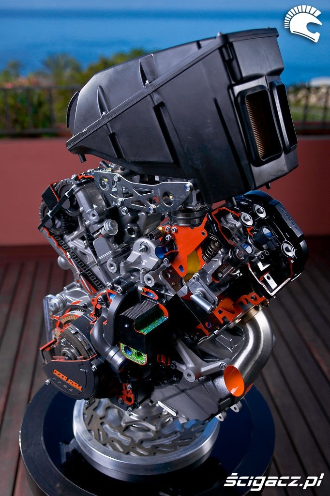 KTM 1190 LC8 Adventure 2013 przekoj silnika