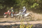 dwa motocykle w terenie enduro porownanie honda husqvarna scigacz pl