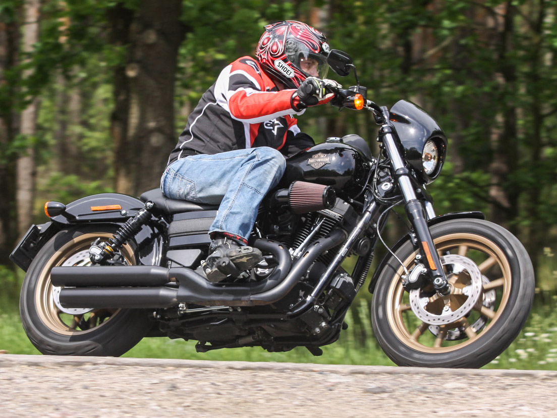 jazda w zakrecie Harley Davidson Low Rider S Scigacz pl z