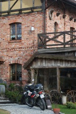 Stary mlyn i motocykl