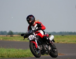 Szkolenie motocyklistow Lotnisko Ulez Ducati Monster