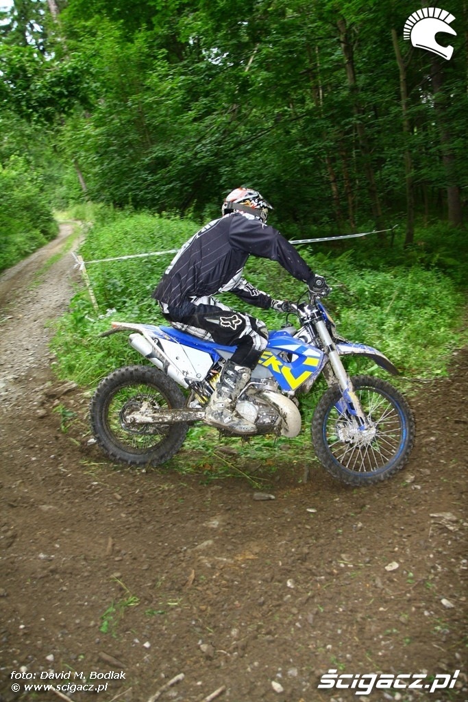 Motocykl enduro w lesie